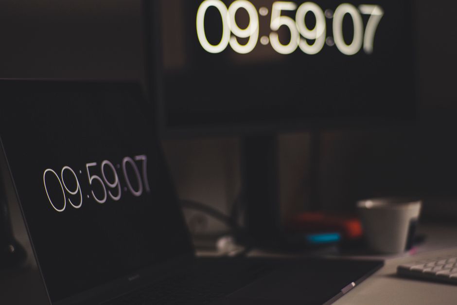 Two digital screens showing 09:59:07, emphasizing time tracking with technology.